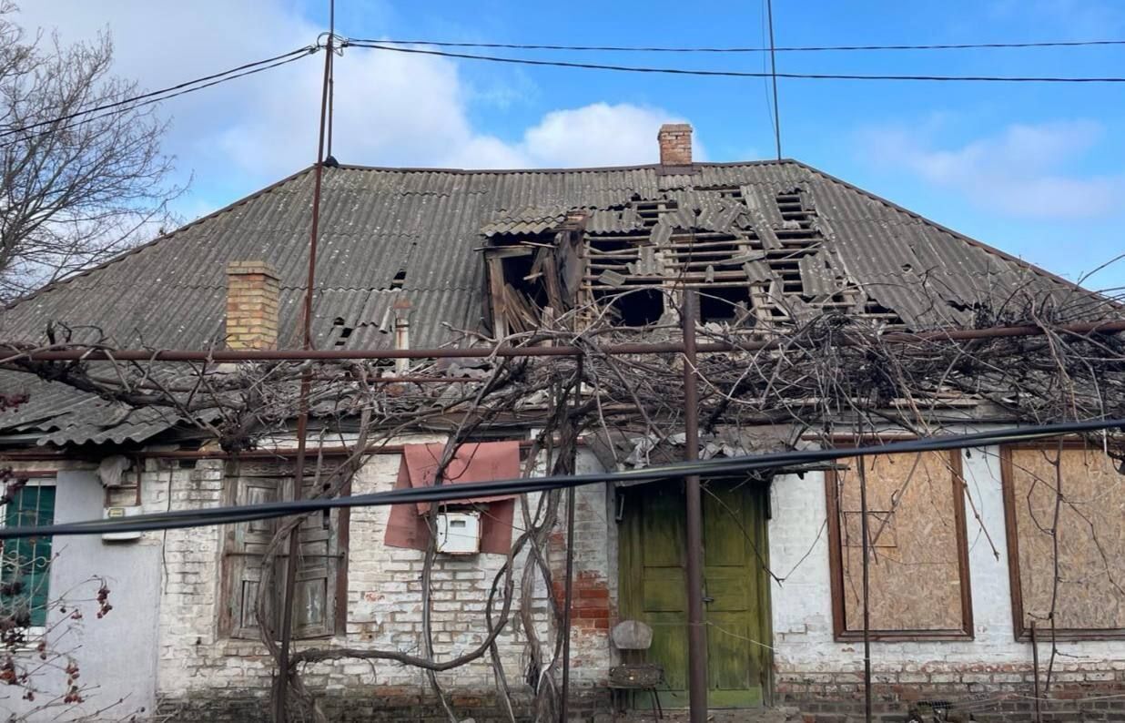 Россия атаковала Никопольщину: изувеченные АЗС, дома, газопроводы, автомобили, есть пострадавшие. Фото