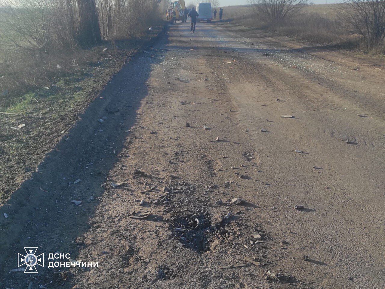 Россия ударила дроном по спасателям в Донецкой области: поврежден экскаватор, мужчина получил контузию. Фото