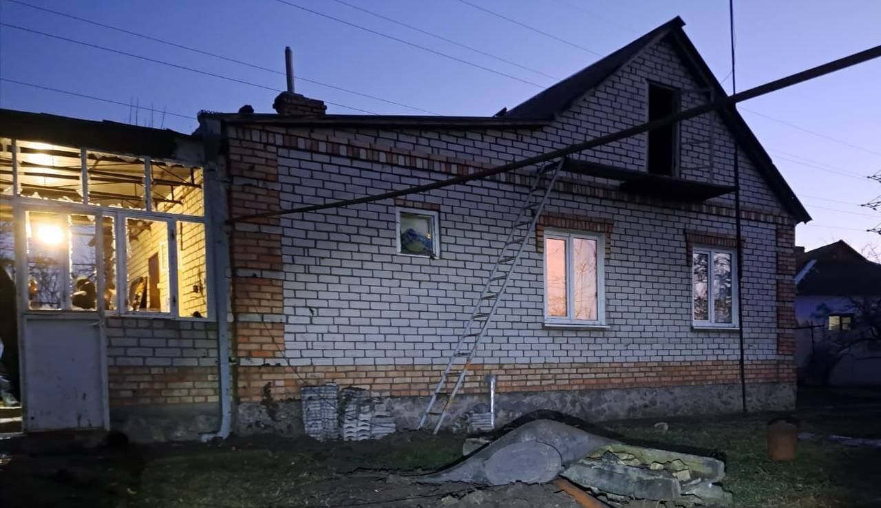 Россия атаковала Никопольщину: изувеченные АЗС, дома, газопроводы, автомобили, есть пострадавшие. Фото