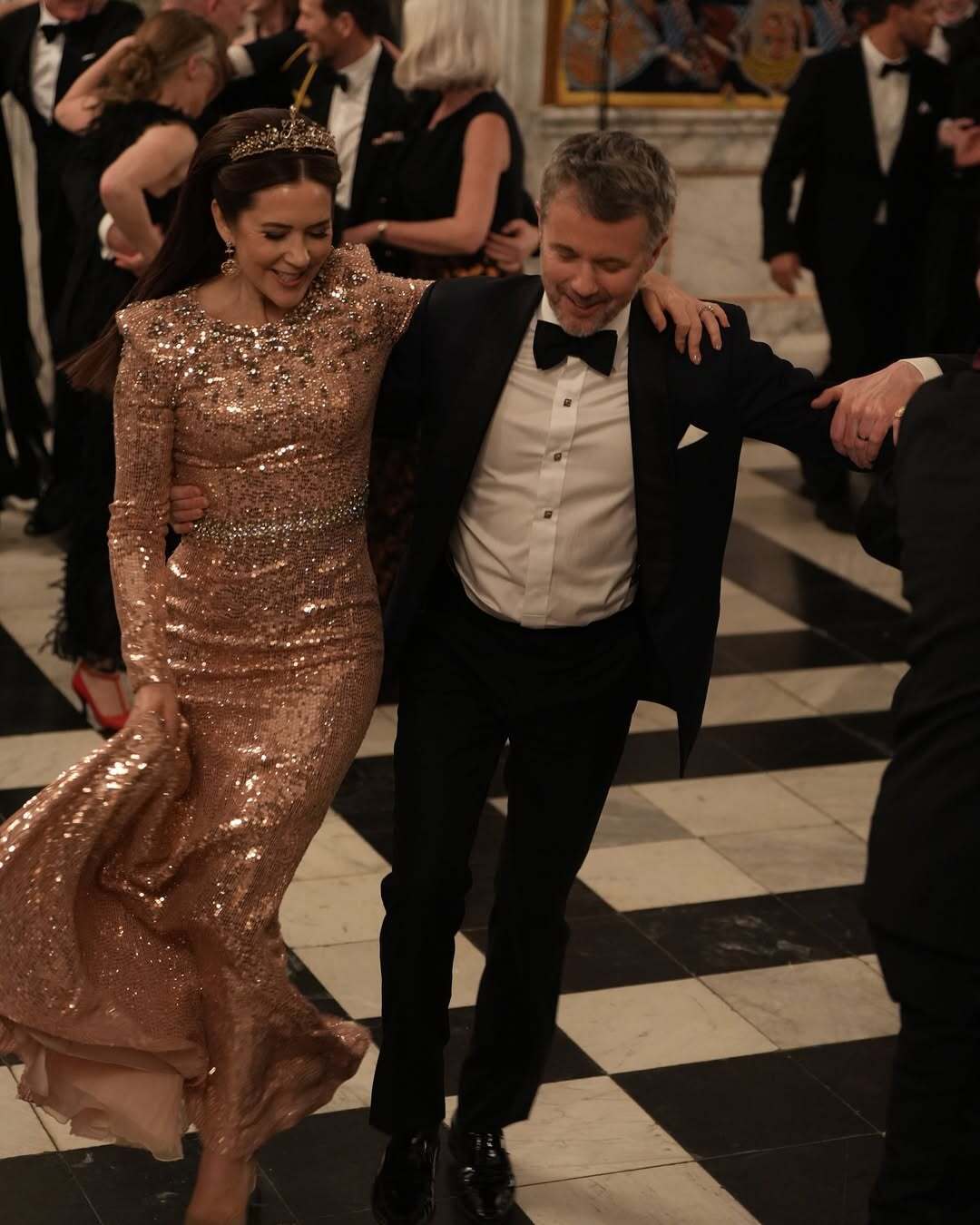 Королева Данії повторила образ Кейт Міддлтон на щорічній вечірці мистецтв. Фотопорівняння 