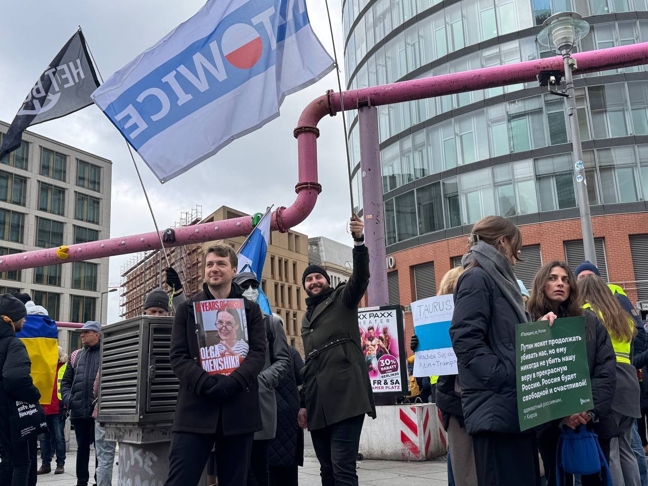 У Берліні пройшов марш "Росія проти Путіна": на ньому помітили учасників війни в Україні. Відео
