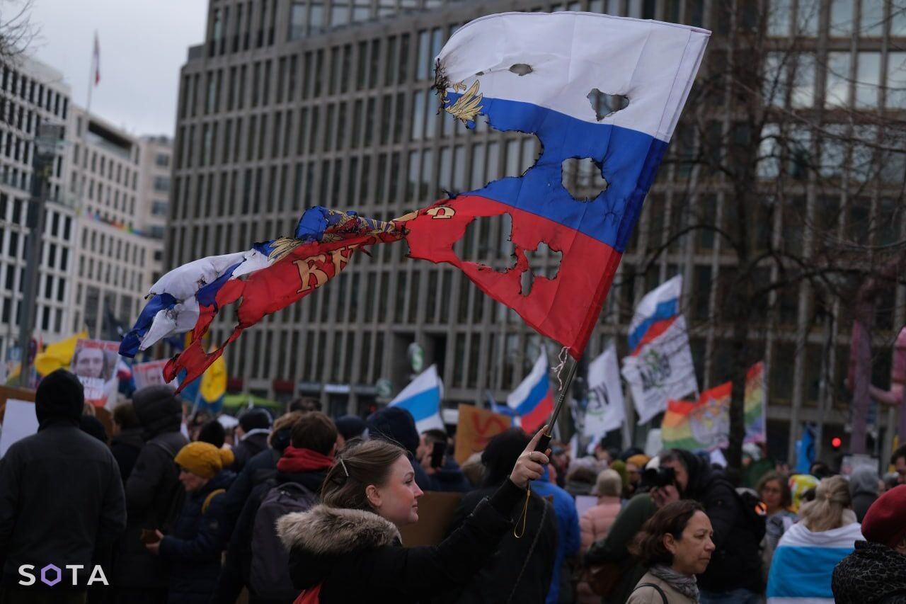 У Берліні пройшов марш "Росія проти Путіна": на ньому помітили учасників війни в Україні. Відео
