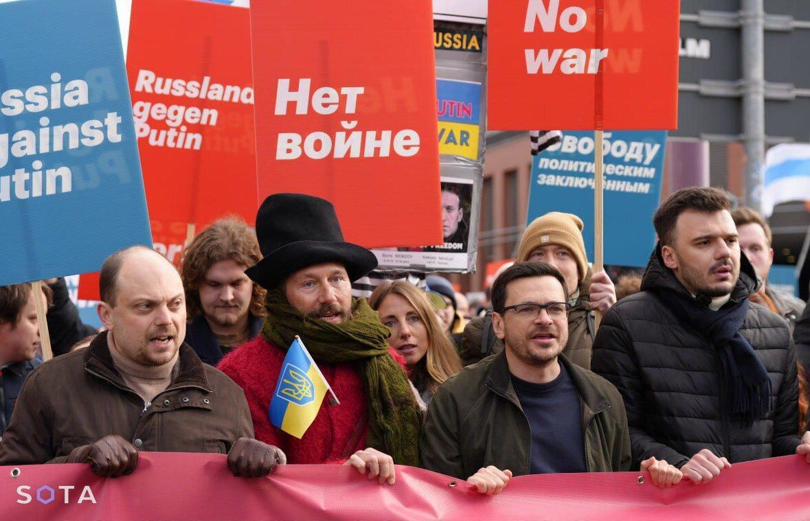 У Берліні пройшов марш "Росія проти Путіна": на ньому помітили учасників війни в Україні. Відео

