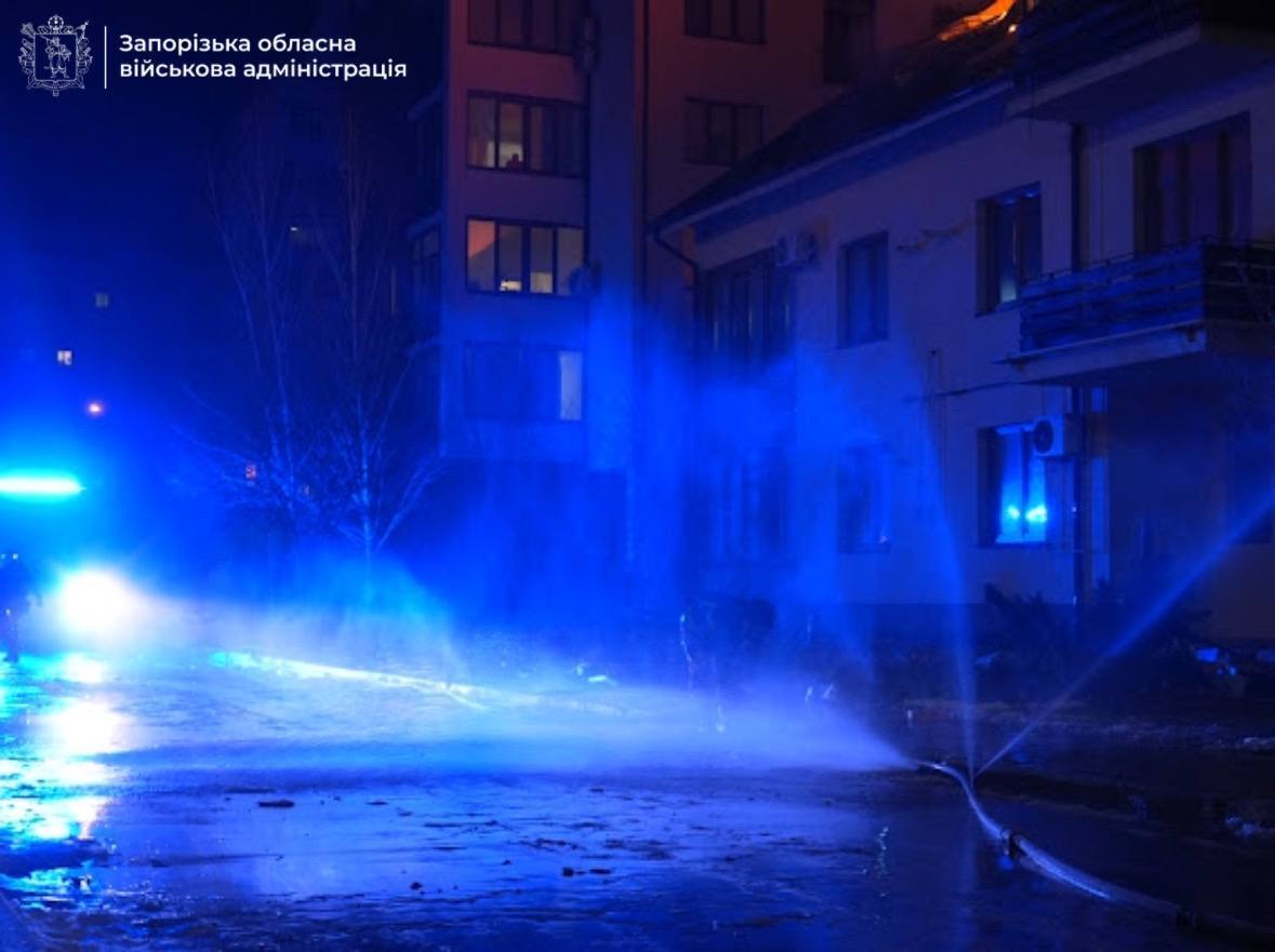 Росіяни вдарили "Шахедом" по житловій багатоповерхівці у Запоріжжі: зруйновано дах, спалахнула пожежа. Фото і відео