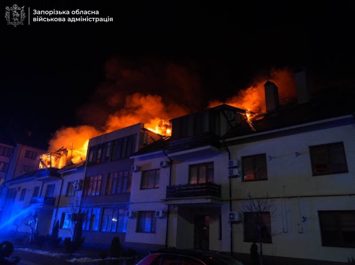 Росіяни вдарили "Шахедом" по житловій багатоповерхівці у Запоріжжі: зруйновано дах, спалахнула пожежа. Фото і відео