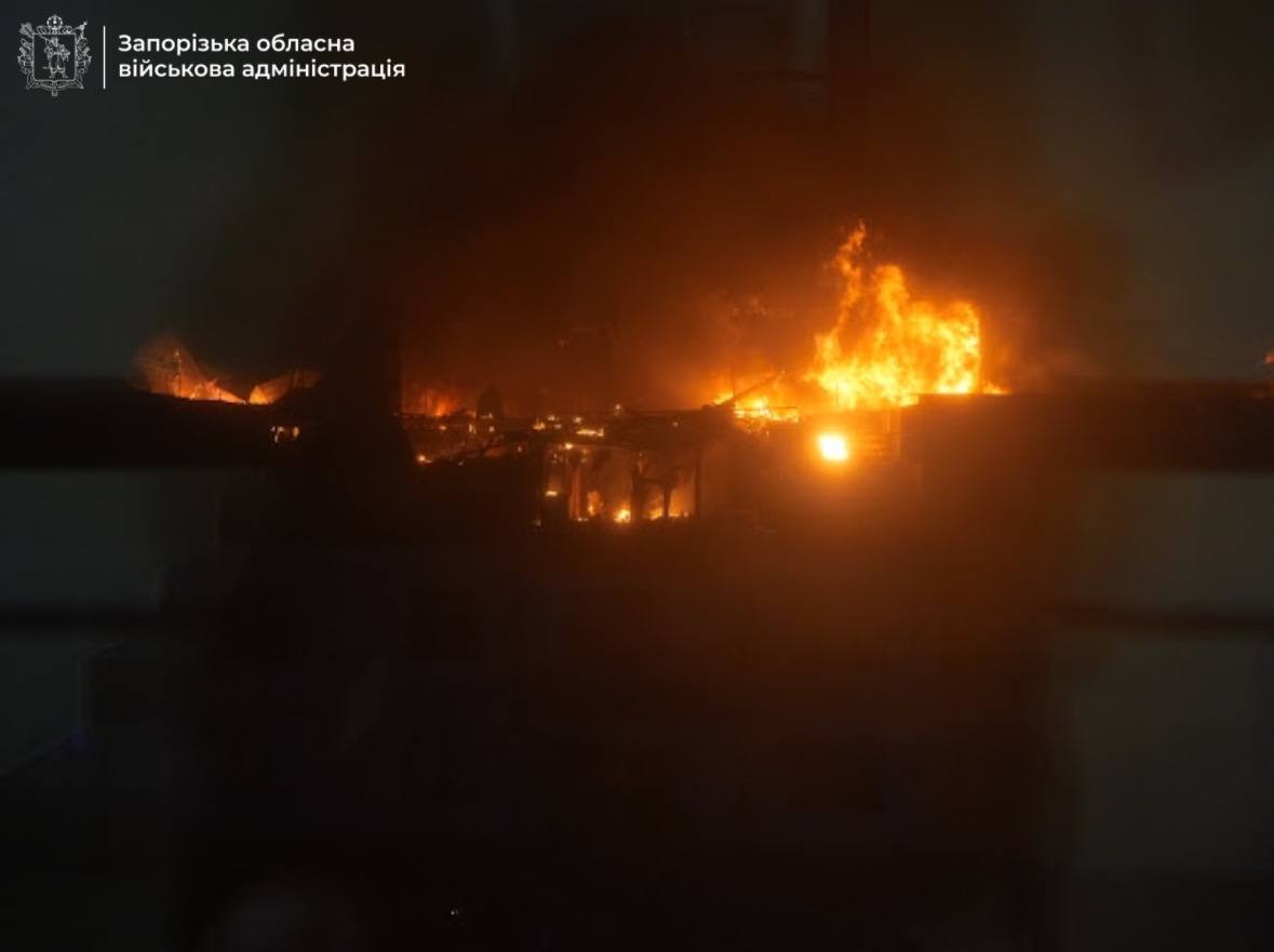 Росіяни вдарили "Шахедом" по житловій багатоповерхівці у Запоріжжі: зруйновано дах, спалахнула пожежа. Фото і відео