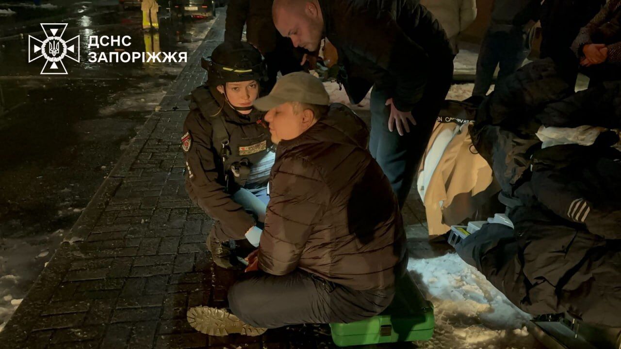 Росіяни вдарили "Шахедом" по житловій багатоповерхівці у Запоріжжі: зруйновано дах, спалахнула пожежа. Фото і відео