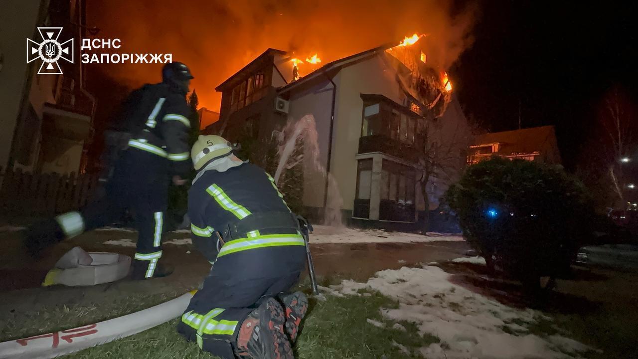 Росіяни вдарили "Шахедом" по житловій багатоповерхівці у Запоріжжі: зруйновано дах, спалахнула пожежа. Фото і відео