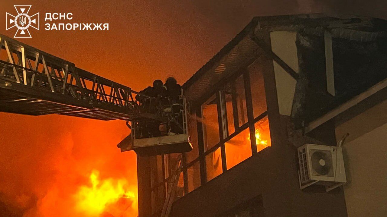 Росіяни вдарили "Шахедом" по житловій багатоповерхівці у Запоріжжі: зруйновано дах, спалахнула пожежа. Фото і відео