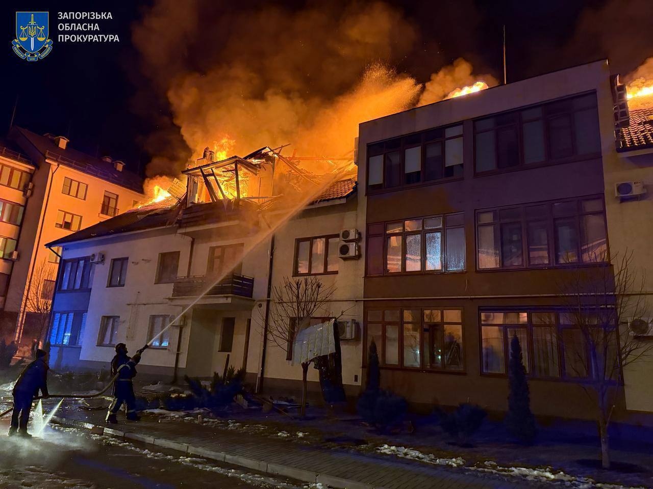 Росіяни вдарили "Шахедом" по житловій багатоповерхівці у Запоріжжі: зруйновано дах, спалахнула пожежа. Фото і відео