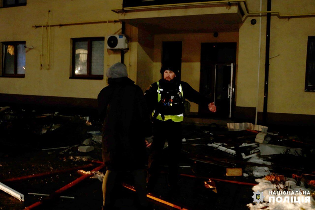 Росіяни вдарили "Шахедом" по житловій багатоповерхівці у Запоріжжі: зруйновано дах, спалахнула пожежа. Фото і відео