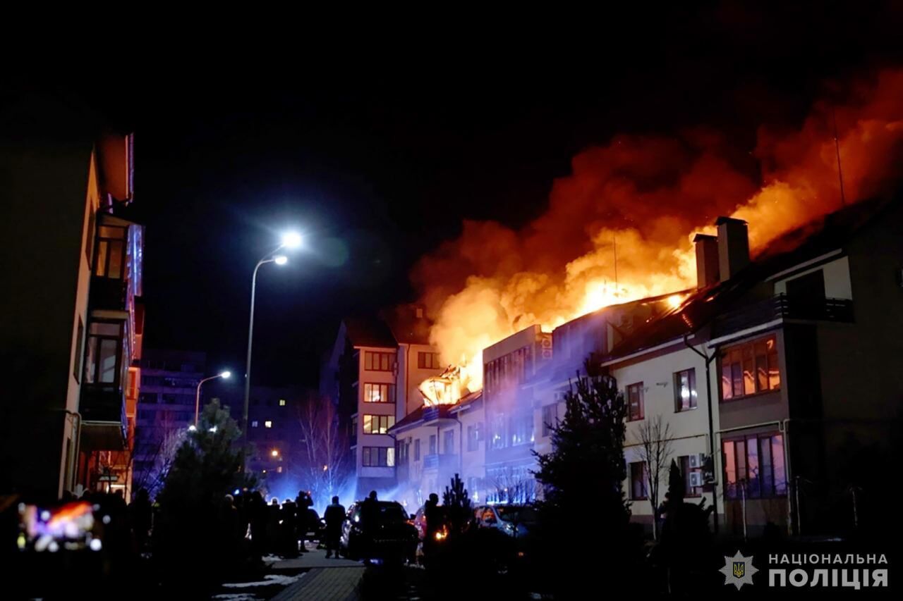 Росіяни вдарили "Шахедом" по житловій багатоповерхівці у Запоріжжі: зруйновано дах, спалахнула пожежа. Фото і відео