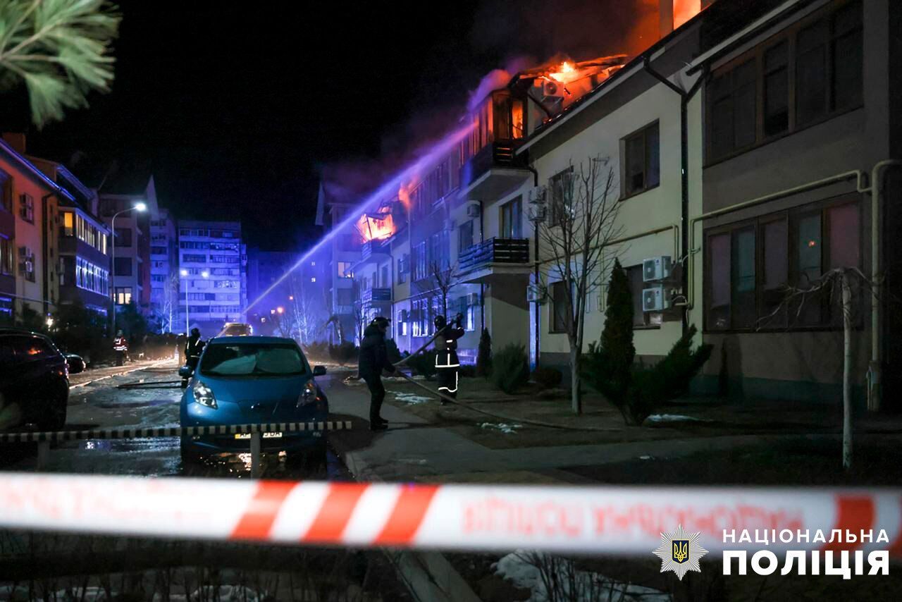 Росіяни вдарили "Шахедом" по житловій багатоповерхівці у Запоріжжі: зруйновано дах, спалахнула пожежа. Фото і відео