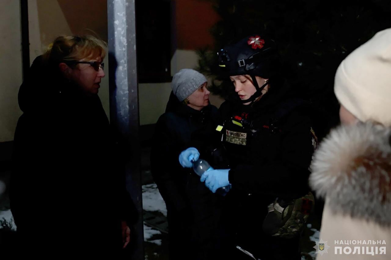 Росіяни вдарили "Шахедом" по житловій багатоповерхівці у Запоріжжі: зруйновано дах, спалахнула пожежа. Фото і відео