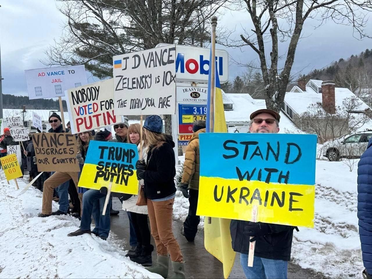 Поїхав у відпустку: Венса у Вермонті зустріли сотні людей з плакатами на підтримку України. Фото і відео
