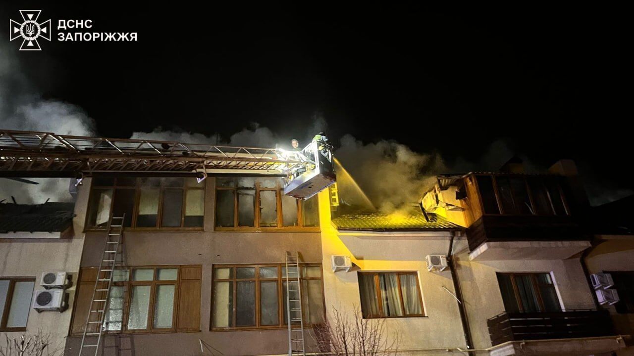 Росіяни вдарили "Шахедом" по житловій багатоповерхівці у Запоріжжі: зруйновано дах, спалахнула пожежа. Фото і відео