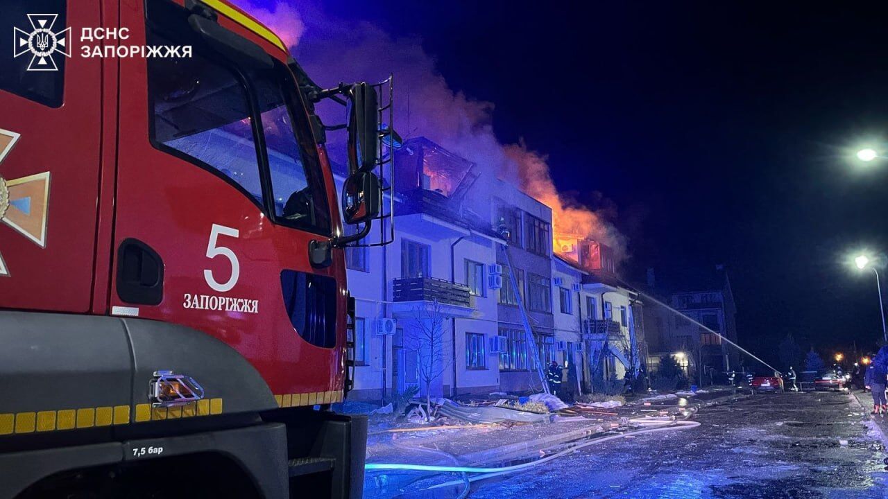 Росіяни вдарили "Шахедом" по житловій багатоповерхівці у Запоріжжі: зруйновано дах, спалахнула пожежа. Фото і відео