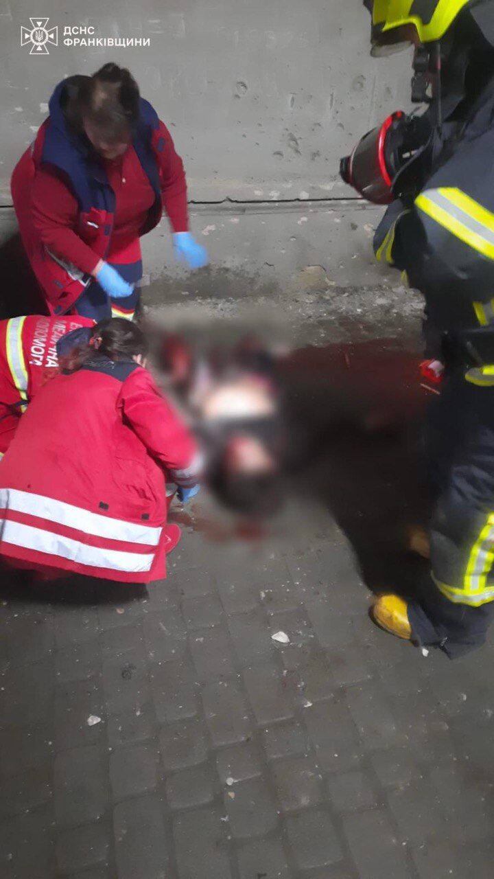В Ивано-Франковске раздались два взрыва в районе ж/д вокзала: горел жилой дом, есть жертвы. Фото и видео