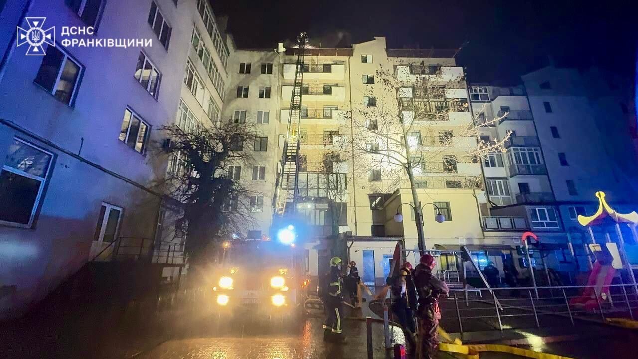 В Ивано-Франковске раздались два взрыва в районе ж/д вокзала: горел жилой дом, есть жертвы. Фото и видео