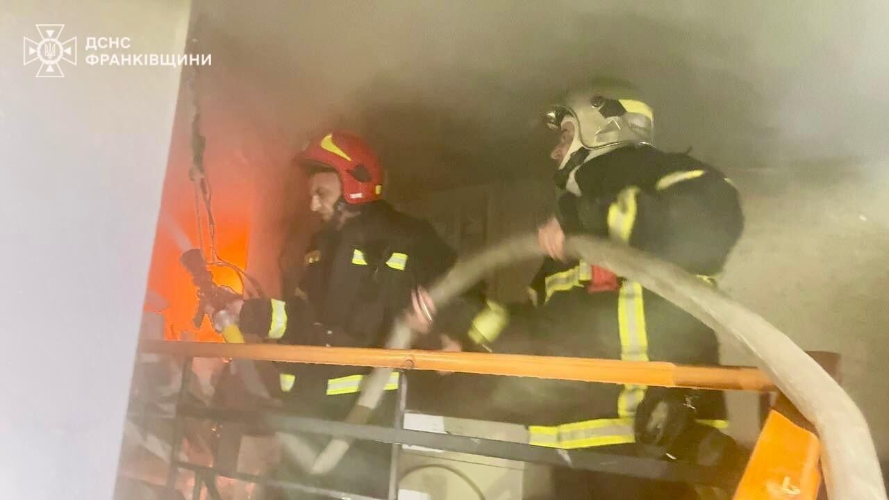 В Ивано-Франковске раздались два взрыва в районе ж/д вокзала: горел жилой дом, есть жертвы. Фото и видео