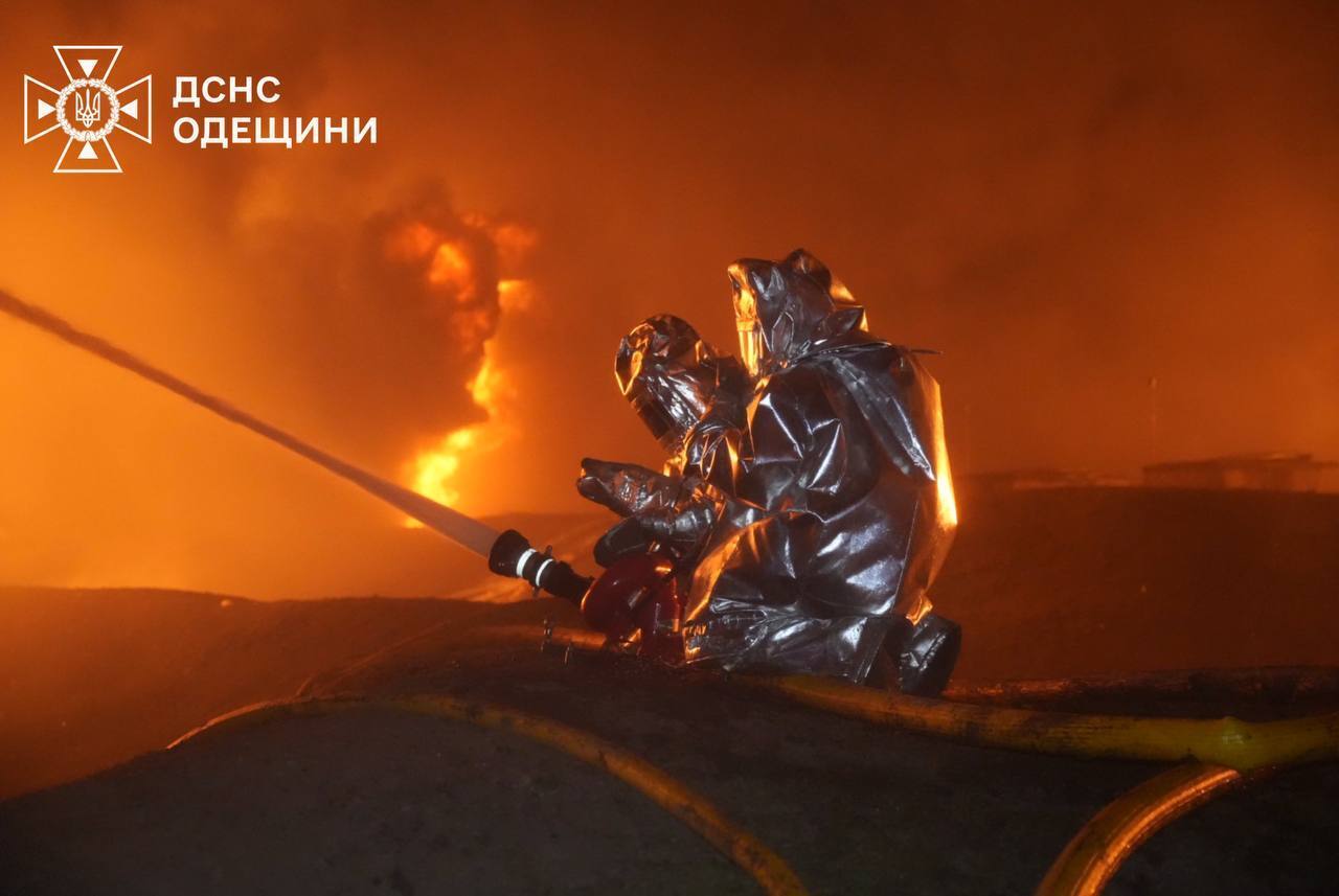 Окупанти масовано атакували Одесу дронами: спалахнули будинок, склад іграшок і резервуари з пальним. Фото і відео