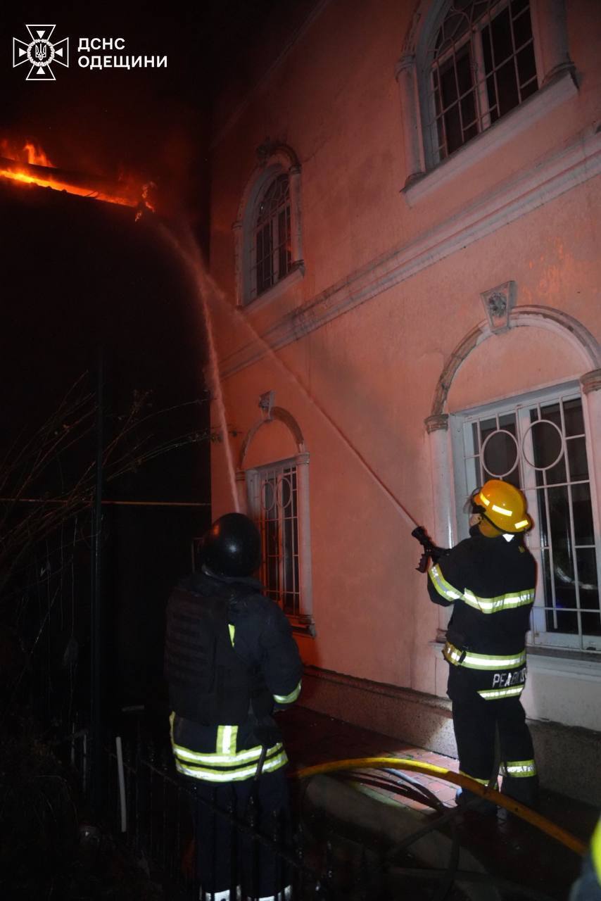Окупанти масовано атакували Одесу дронами: спалахнули будинок, склад іграшок і резервуари з пальним. Фото і відео
