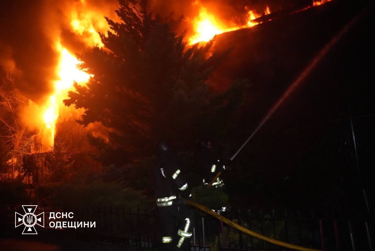 Окупанти масовано атакували Одесу дронами: спалахнули будинок, склад іграшок і резервуари з пальним. Фото і відео