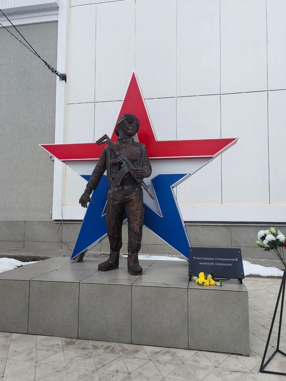 "Довго їхав у цинку?" Мережу розбурхали фото пам'ятника "учаснику СВО" у Воронезькій області 