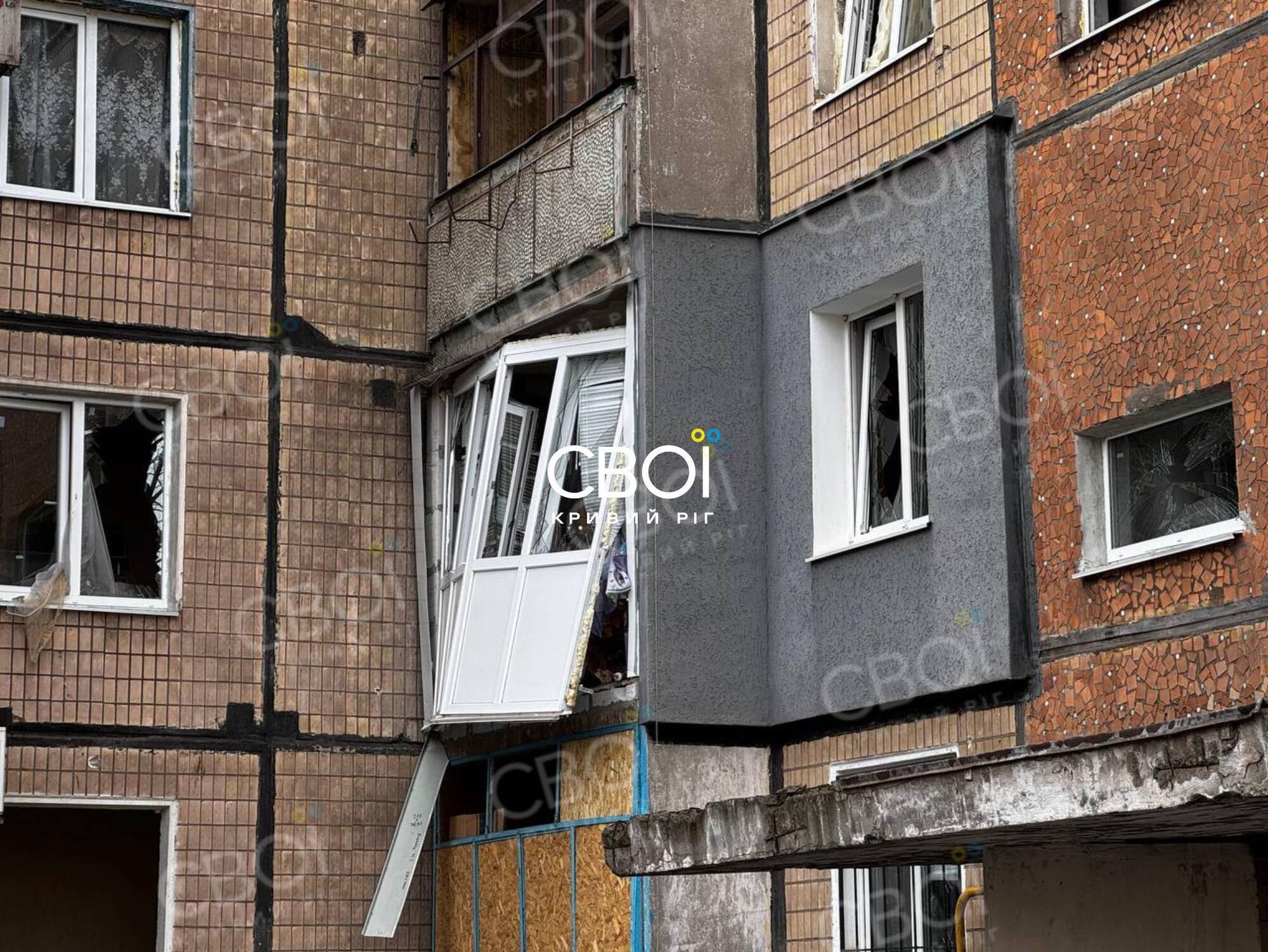 Окупанти завдали удару по інфраструктурному об'єкту в Кривому Розі: сталась пожежа, є жертва і поранені. Фото і відео
