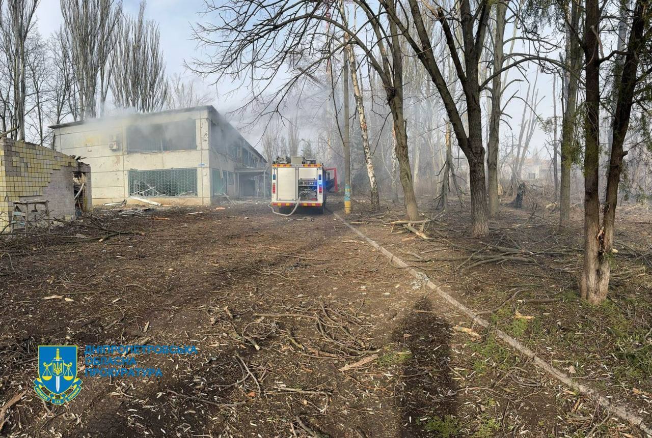 Окупанти завдали удару по інфраструктурному об'єкту в Кривому Розі: сталась пожежа, є жертва і поранені. Фото і відео