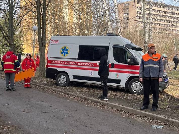 Окупанти завдали удару по інфраструктурному об'єкту в Кривому Розі: сталась пожежа, є жертва і поранені. Фото і відео