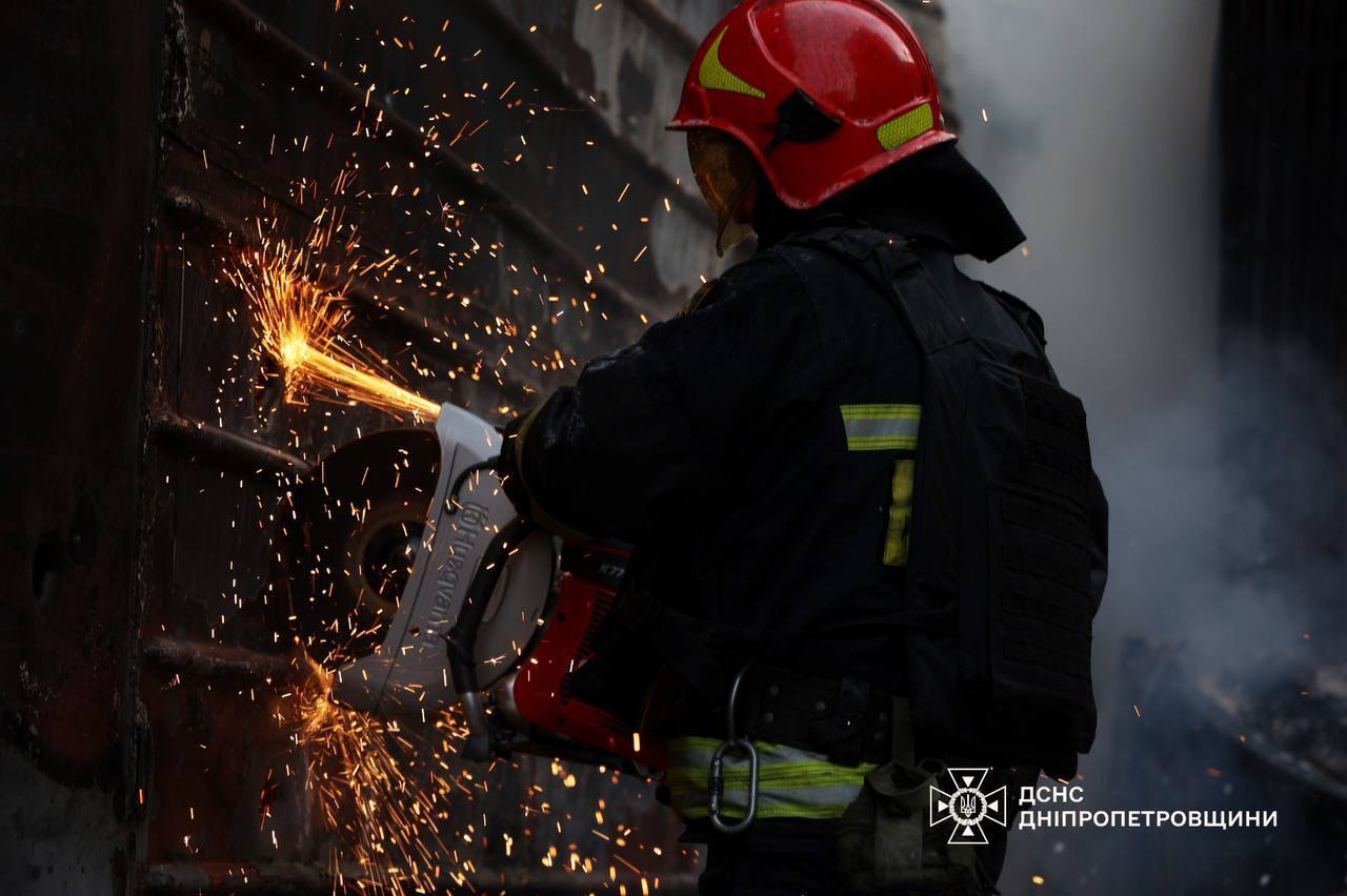 Окупанти атакували Дніпро й область: пошкоджено інфраструктурний об'єкт, виникли пожежі, є постраждалі. Фото й відео