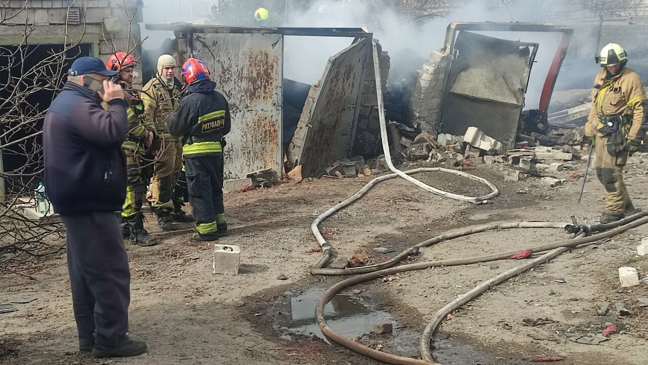 Окупанти атакували Дніпро й область: пошкоджено інфраструктурний об'єкт, виникли пожежі, є постраждалі. Фото й відео