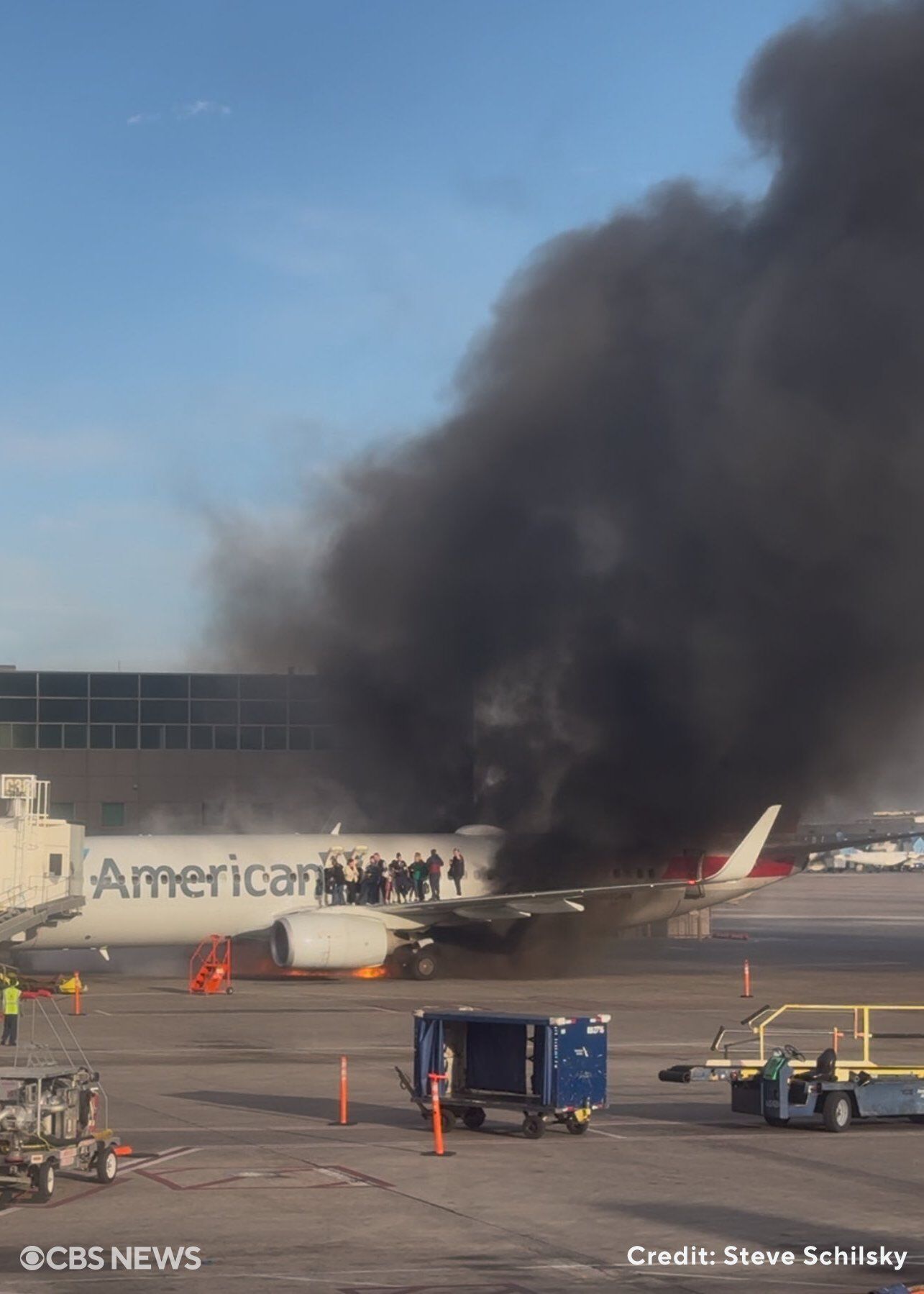 Вогонь охопив двигун: в аеропорту Денвера спалахнув літак Boeing 737 з пасажирами, є постраждалі. Фото і відео