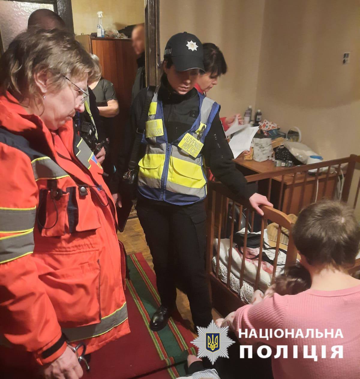Закрылась в чужой квартире и пошла спать: в Киеве изъяли младенца у пьяной матери. Фото