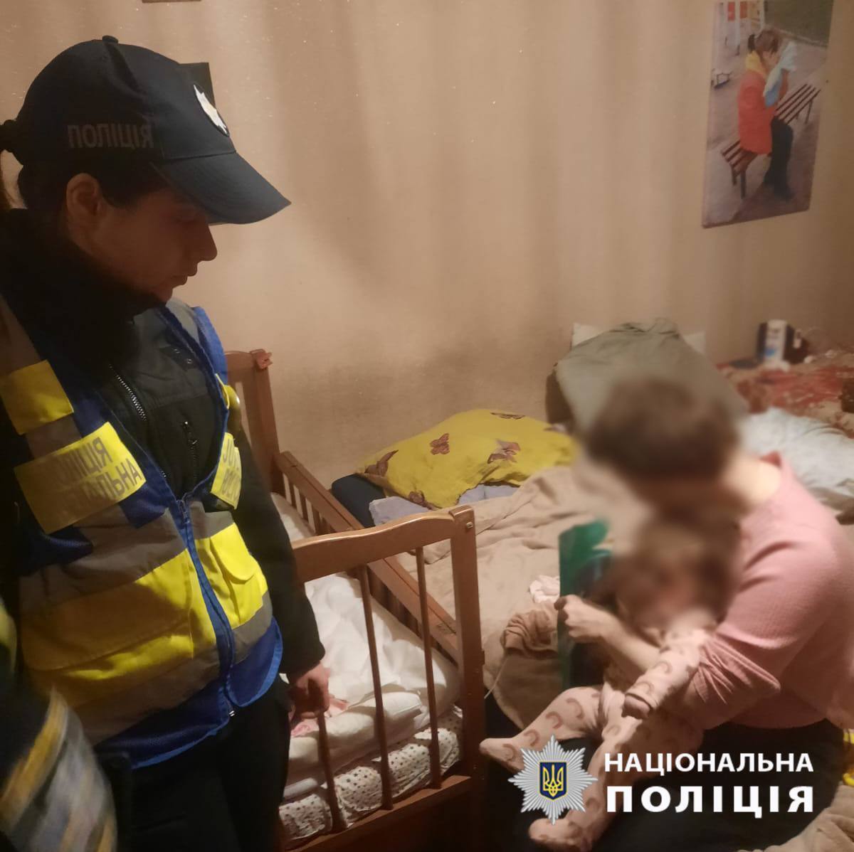 Закрылась в чужой квартире и пошла спать: в Киеве изъяли младенца у пьяной матери. Фото