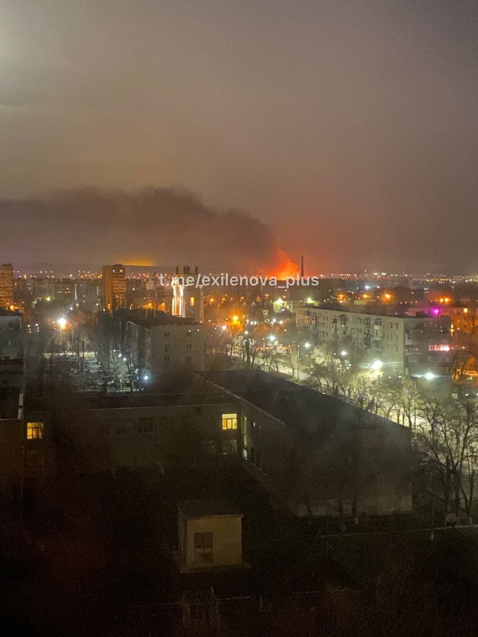 У російському Волгограді поскаржилися на вибухи: БПЛА нібито атакували місцевий НПЗ. Фото та відео