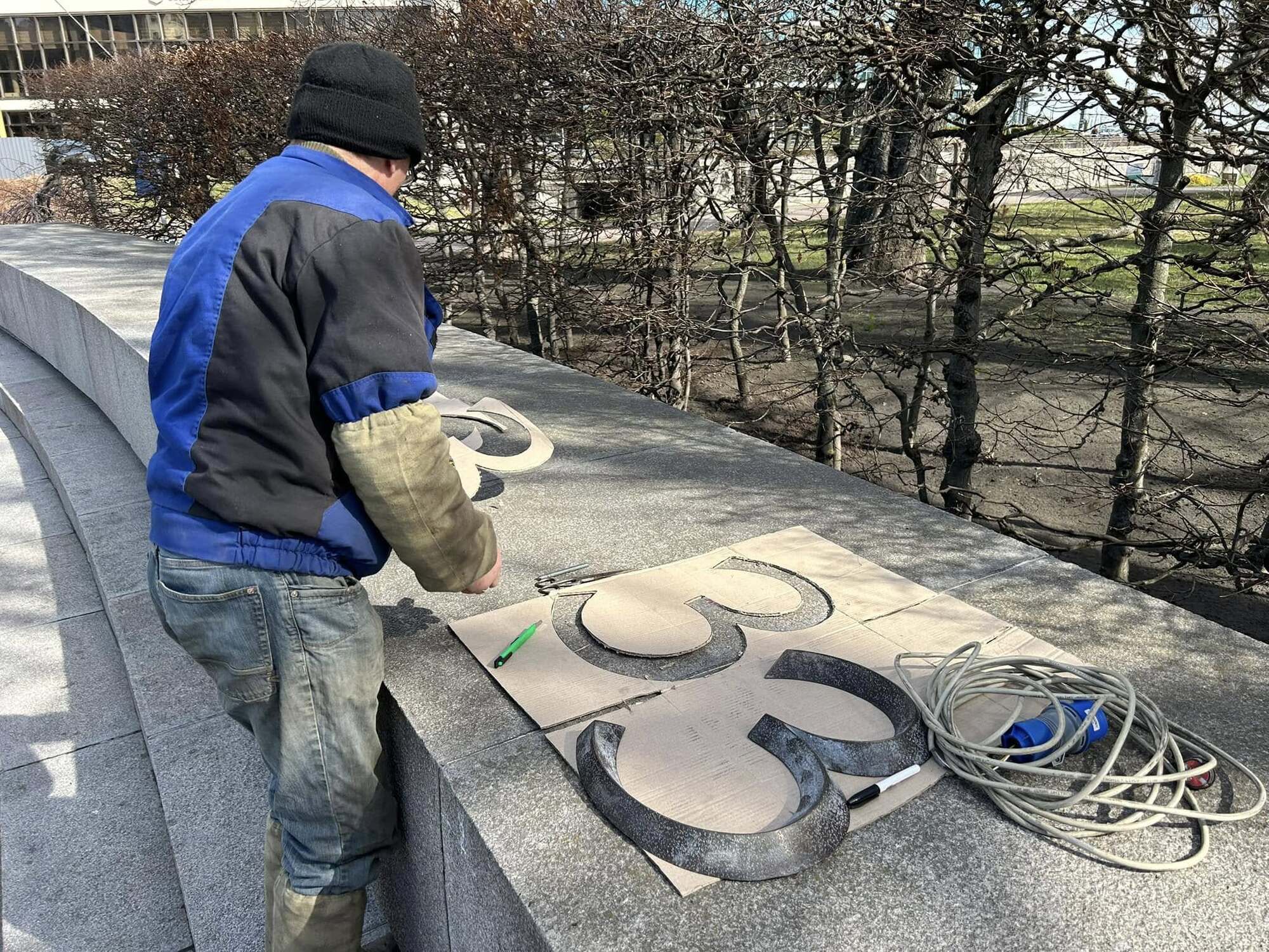 У Києві на вході до Меморіалу вічної слави встановили правдиву дату початку Другої світової війни. Фотофакт