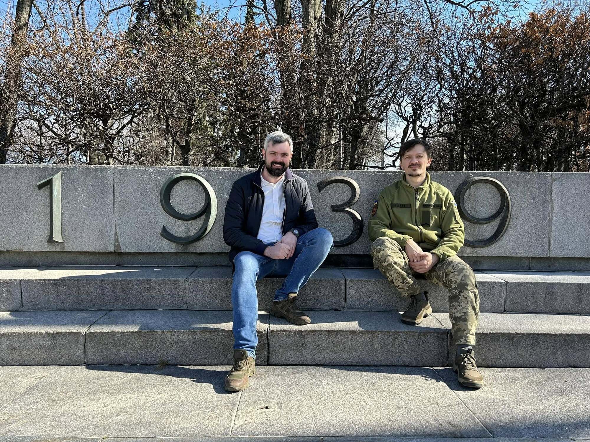 У Києві на вході до Меморіалу вічної слави встановили правдиву дату початку Другої світової війни. Фотофакт
