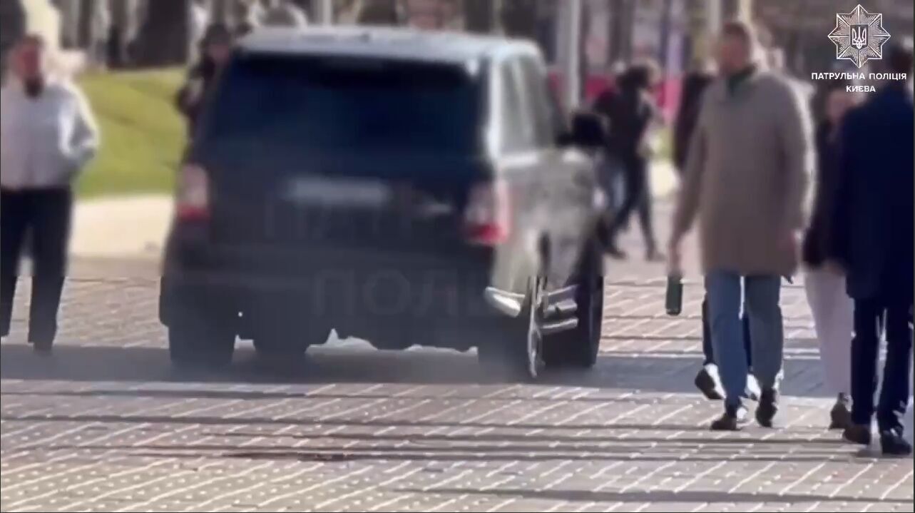 Проїхався тротуаром, "бо не місцевий": у Києві оштрафували водія Range Rover, який катався на Хрещатику. Фото