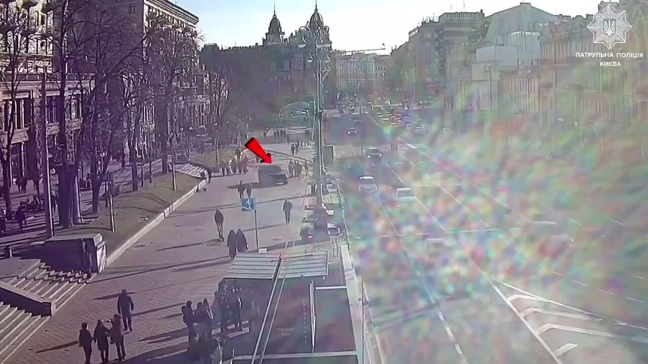 Проїхався тротуаром, "бо не місцевий": у Києві оштрафували водія Range Rover, який катався на Хрещатику. Фото