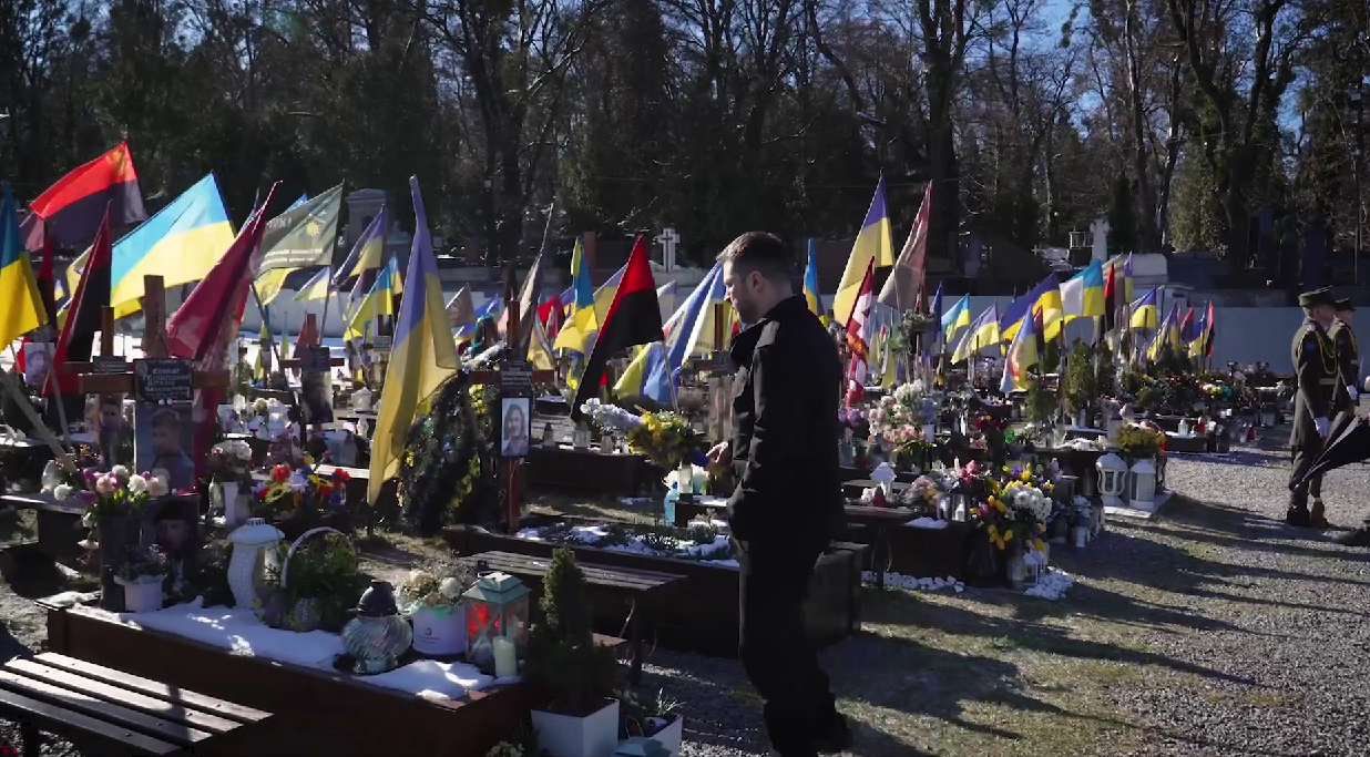 "Пам’ятаємо кожного й кожну": Зеленський у Львові вшанував пам’ять полеглих захисників і захисниць України. Відео