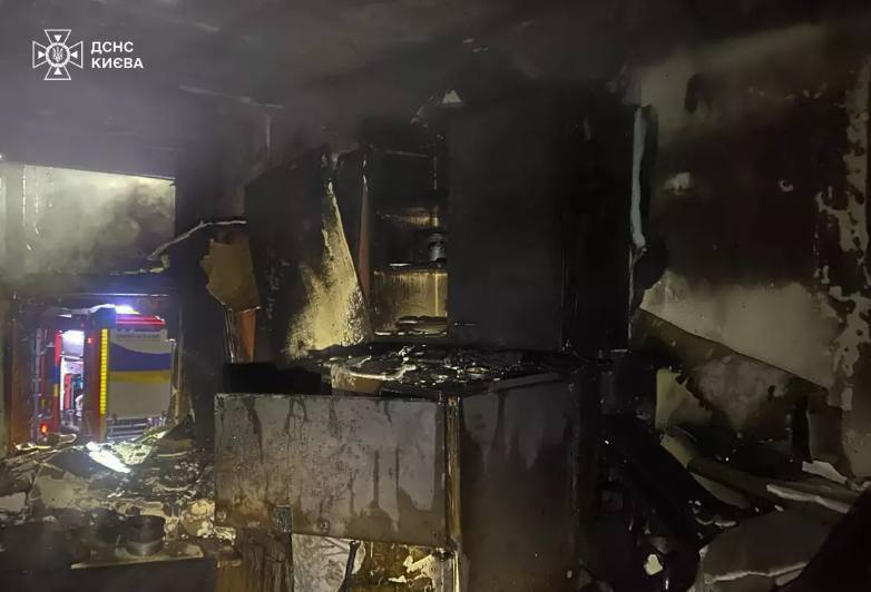 У Києві нічна пожежа в багатоповерхівці забрала життя чоловіка. Подробиці трагедії та фото