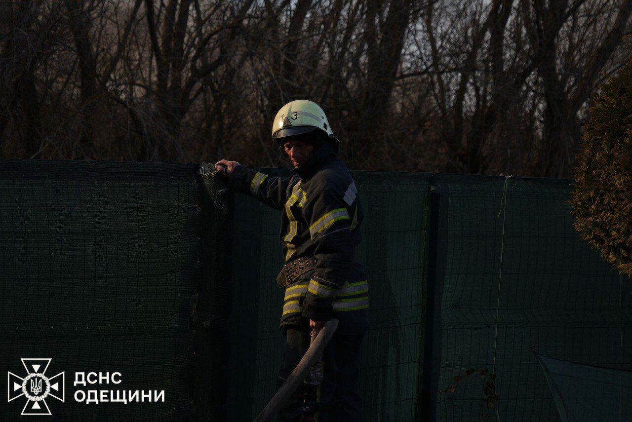 Горить понад 10 га відкритої території: на Одещині вирує масштабна степова пожежа. Фото й відео