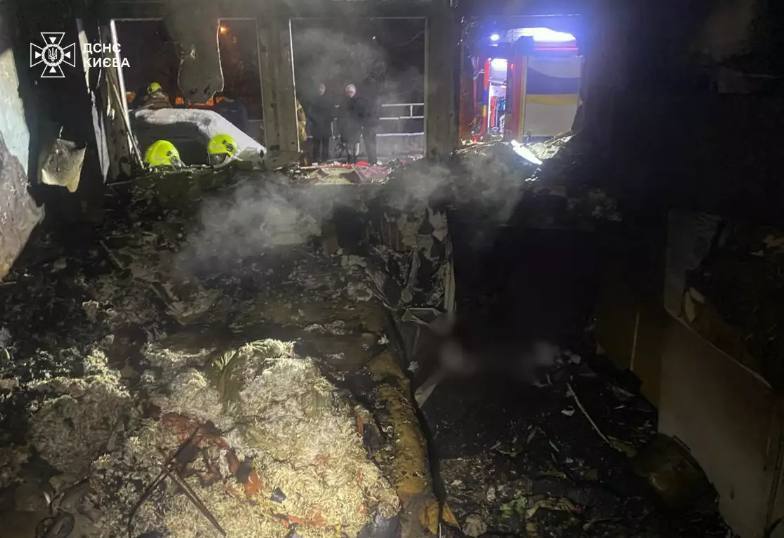 У Києві нічна пожежа в багатоповерхівці забрала життя чоловіка. Подробиці трагедії та фото