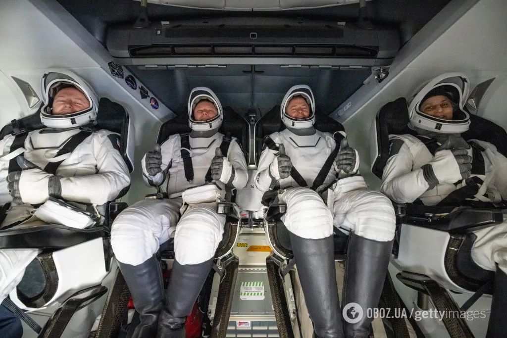 Кволі, але щасливі. Зʼявилися фото і відео повернення астронавтів NASA на Землю з космічного полону