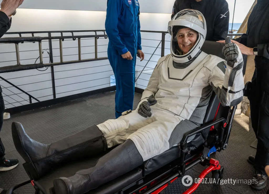 Кволі, але щасливі. Зʼявилися фото і відео повернення астронавтів NASA на Землю з космічного полону