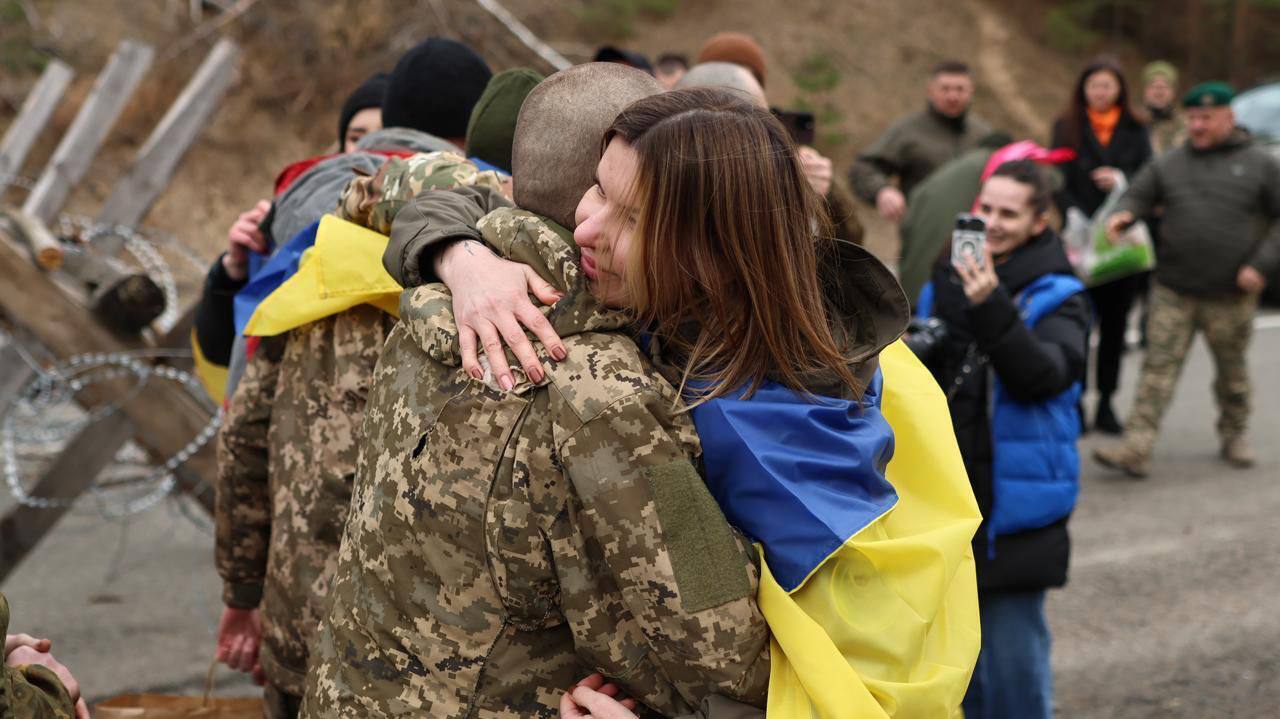 Один из самых больших обменов: Украина вернула из российского плена 197 защитников. Фото и видео