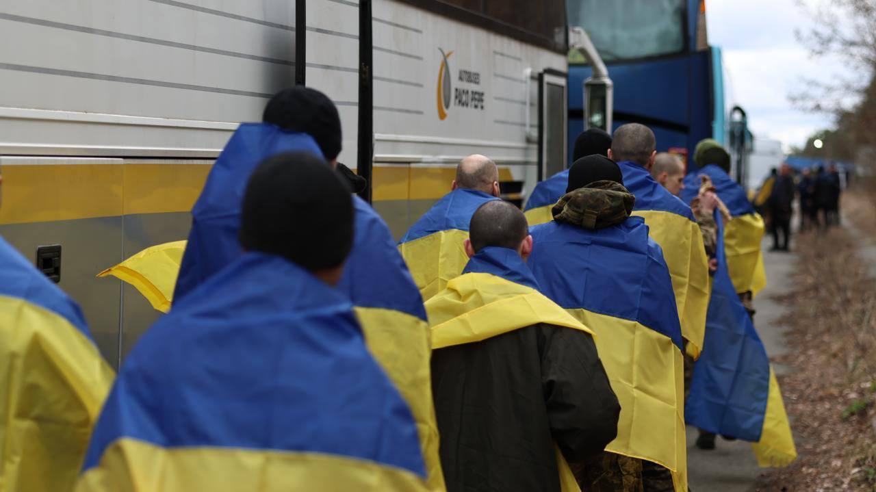 Один из самых больших обменов: Украина вернула из российского плена 197 защитников. Фото и видео
