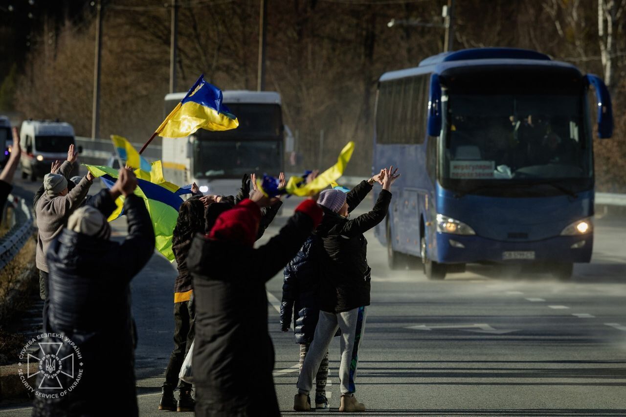 Один из самых больших обменов: Украина вернула из российского плена 197 защитников. Фото и видео